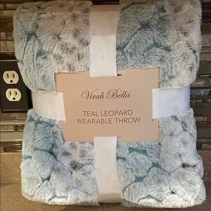 Virah Bella Teal Leopard Wearable Throw